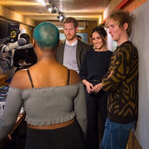 Le prince Harry et sa fiancée Meghan Markle quittent la station de radio "Reprezent" dans le quartier de Brixton à Londres le 9 janvier 2018.