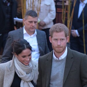 Le prince Harry et sa fiancée Meghan Markle quittent la station de radio "Reprezent" dans le quartier de Brixton à Londres le 9 janvier 2018.