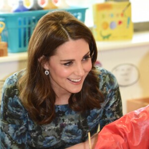 Catherine Kate Middleton (enceinte), duchesse de Cambridge, visite l'école "Reach Academy" à Feltham le 10 janvier 2018.