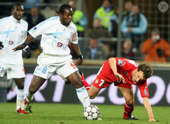 Wilson Oruma sous le maillot de l'Olympique de Marseille le 9 décembre 2006 lors d'un match de championnat contre l'AS Monaco.
