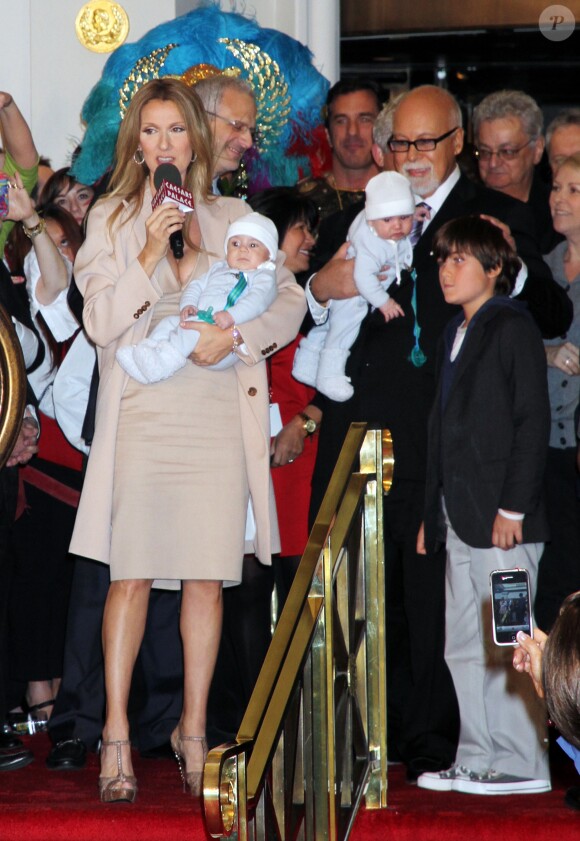 Céline Dion revient à Las Vegas accompagnée de son mari René Angélil, leur fils René Charles et leurs juleaux Nelson et Ediie, le 16 février 2011.