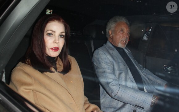 Priscilla Presley et Tom Jones sortant après une soirée passée au Craig's à West Hollywood, le 19 janvier 2017.