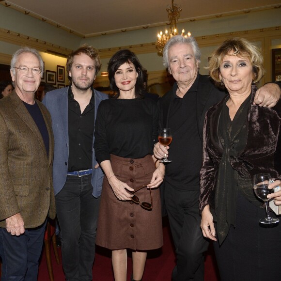 Jean-Michel Dupuis, Bernard Murat, Florian Zeller, Evelyne Bouix, Pierre Arditi et Josiane Stoléru - 100e de la pièce "Le Mensonge" au théâtre Édouard VII à Paris, le 11 décembre 2015. © Coadic Guirec/Bestimage.