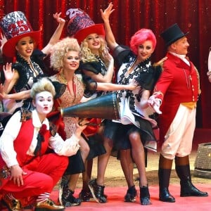 La princesse Stéphanie de Monaco, la girafe de Joseph Richter, la troupe Bingo, le duo Ballance, et M. Loyal alias Petit Gougou lors du photocall de présentation du 42ème Festival International du Cirque de Monte-Carlo sous le chapiteau de Fontvieille le 16 janvier 2018. © Bruno Bebert / Bestimage