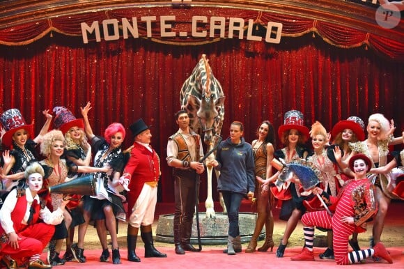 La princesse Stéphanie de Monaco, la girafe de Joseph Richter, la troupe Bingo, le duo Ballance, et M. Loyal alias Petit Gougou lors du photocall de présentation du 42ème Festival International du Cirque de Monte-Carlo sous le chapiteau de Fontvieille le 16 janvier 2018. © Bruno Bebert / Bestimage