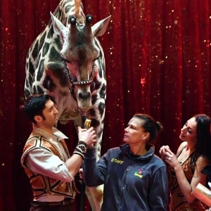 La princesse Stéphanie de Monaco avec Joseph Richter, son épouse Merrylu et leur girafe lors du photocall de présentation du 42ème Festival International du Cirque de Monte-Carlo sous le chapiteau de Fontvieille le 16 janvier 2018. © Bruno Bebert / Bestimage