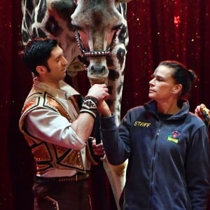 La princesse Stéphanie de Monaco avec Joseph Richter et sa girafe lors du photocall de présentation du 42ème Festival International du Cirque de Monte-Carlo sous le chapiteau de Fontvieille le 16 janvier 2018. © Bruno Bebert / Bestimage