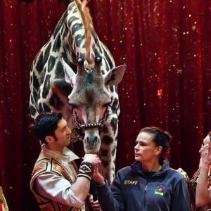 La princesse Stéphanie de Monaco avec Joseph Richter et sa girafe lors du photocall de présentation du 42ème Festival International du Cirque de Monte-Carlo sous le chapiteau de Fontvieille le 16 janvier 2018. © Bruno Bebert / Bestimage