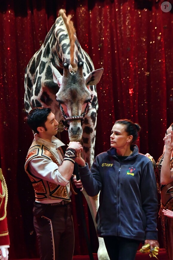 La princesse Stéphanie de Monaco avec Joseph Richter et sa girafe lors du photocall de présentation du 42ème Festival International du Cirque de Monte-Carlo sous le chapiteau de Fontvieille le 16 janvier 2018. © Bruno Bebert / Bestimage