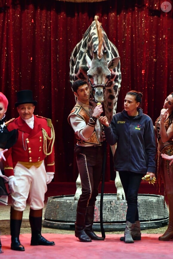 La princesse Stéphanie de Monaco avec Joseph Richter et sa girafe lors du photocall de présentation du 42ème Festival International du Cirque de Monte-Carlo sous le chapiteau de Fontvieille le 16 janvier 2018. © Bruno Bebert / Bestimage