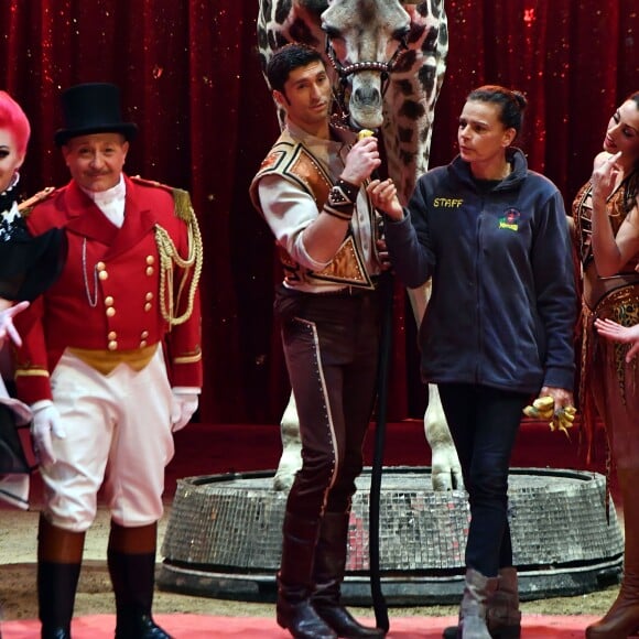 La princesse Stéphanie de Monaco avec Joseph Richter et sa girafe lors du photocall de présentation du 42ème Festival International du Cirque de Monte-Carlo sous le chapiteau de Fontvieille le 16 janvier 2018. © Bruno Bebert / Bestimage