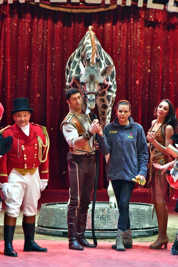 La princesse Stéphanie de Monaco avec Joseph Richter et sa girafe lors du photocall de présentation du 42ème Festival International du Cirque de Monte-Carlo sous le chapiteau de Fontvieille le 16 janvier 2018. © Bruno Bebert / Bestimage