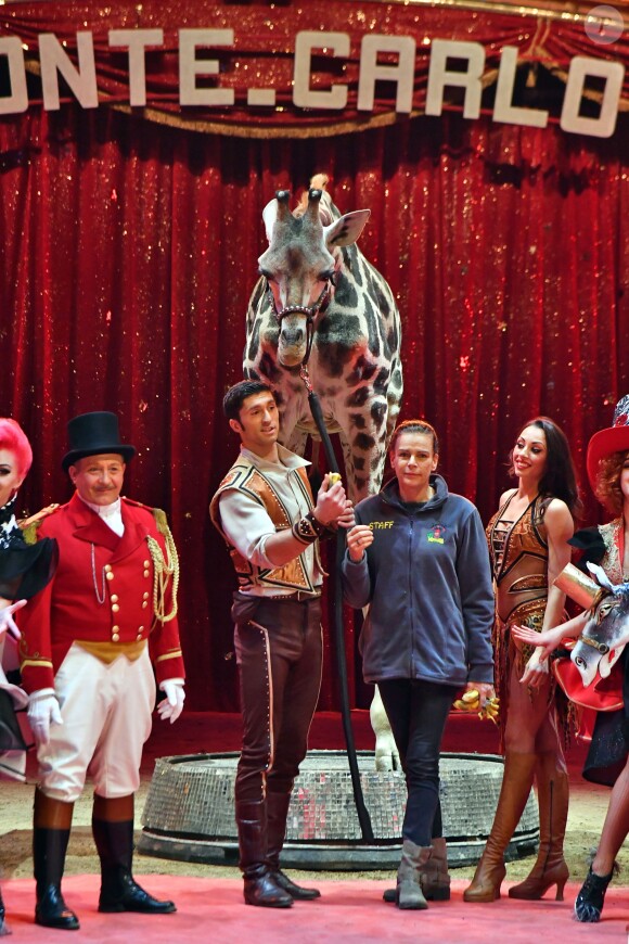 La princesse Stéphanie de Monaco avec Joseph Richter et sa girafe lors du photocall de présentation du 42ème Festival International du Cirque de Monte-Carlo sous le chapiteau de Fontvieille le 16 janvier 2018. © Bruno Bebert / Bestimage