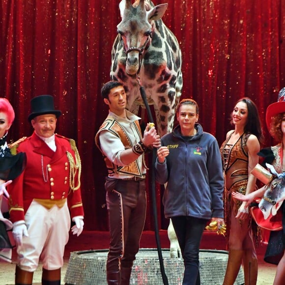 La princesse Stéphanie de Monaco avec Joseph Richter et sa girafe lors du photocall de présentation du 42ème Festival International du Cirque de Monte-Carlo sous le chapiteau de Fontvieille le 16 janvier 2018. © Bruno Bebert / Bestimage