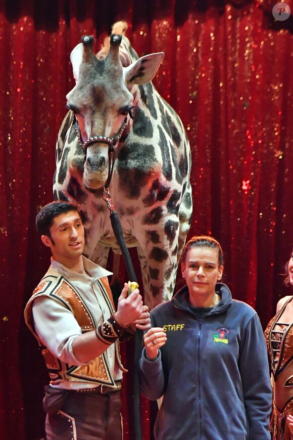 La princesse Stéphanie de Monaco avec Joseph Richter et sa girafe lors du photocall de présentation du 42ème Festival International du Cirque de Monte-Carlo sous le chapiteau de Fontvieille le 16 janvier 2018. © Bruno Bebert / Bestimage