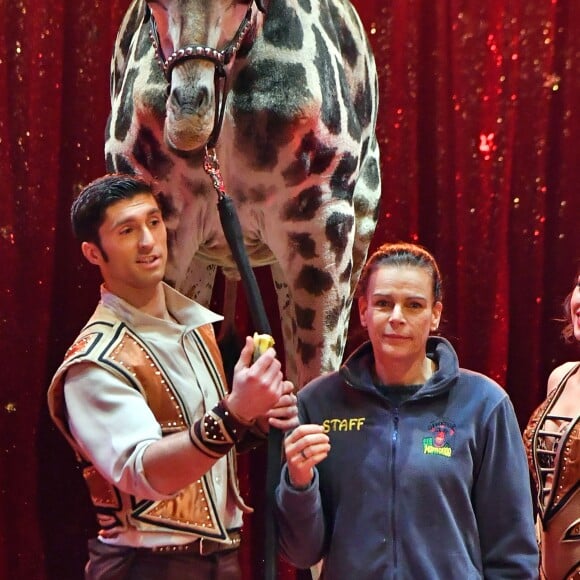 La princesse Stéphanie de Monaco avec Joseph Richter et sa girafe lors du photocall de présentation du 42ème Festival International du Cirque de Monte-Carlo sous le chapiteau de Fontvieille le 16 janvier 2018. © Bruno Bebert / Bestimage