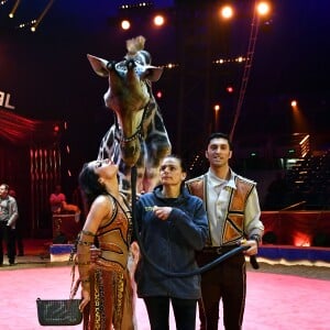 La princesse Stéphanie de Monaco avec le couple de dresseurs Joseph Richter et sa femme Merrylu et leur girafe lors du photocall de présentation du 42ème Festival International du Cirque de Monte-Carlo sous le chapiteau de Fontvieille le 16 janvier 2018. © Bruno Bebert / Bestimage