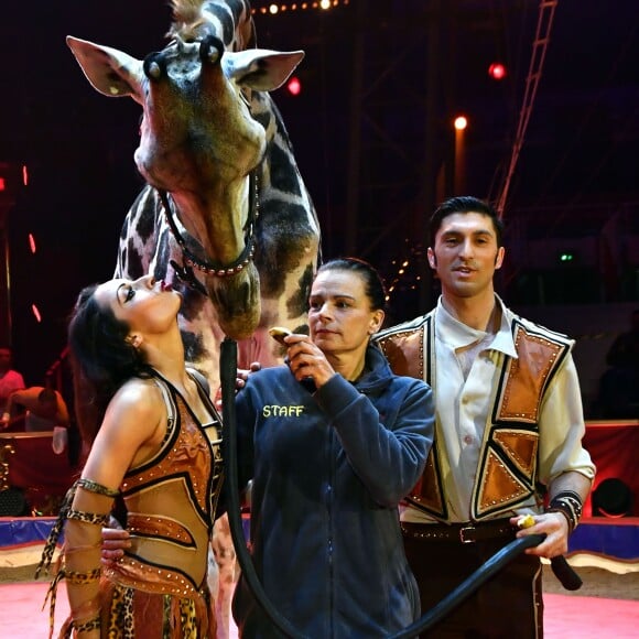 La princesse Stéphanie de Monaco avec le couple de dresseurs Joseph Richter et sa femme Merrylu et leur girafe lors du photocall de présentation du 42ème Festival International du Cirque de Monte-Carlo sous le chapiteau de Fontvieille le 16 janvier 2018. © Bruno Bebert / Bestimage