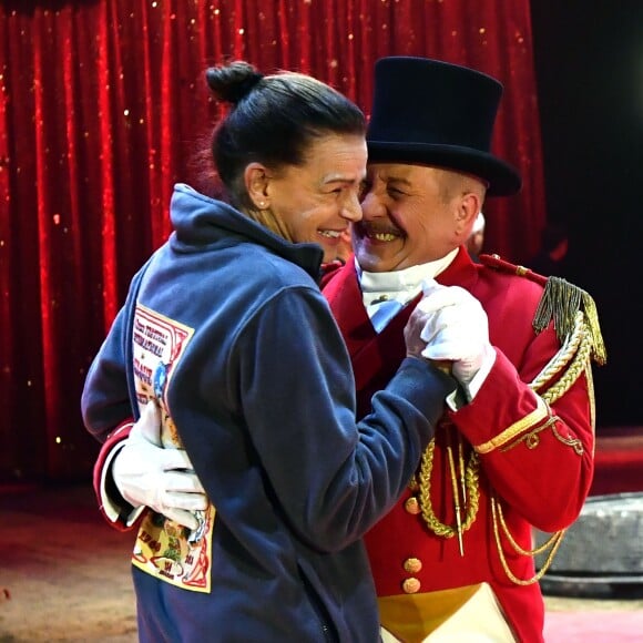 La princesse Stéphanie de Monaco danse avec M. Loyal alias Petit Gougou lors du photocall de présentation du 42ème Festival International du Cirque de Monte-Carlo sous le chapiteau de Fontvieille le 16 janvier 2018. © Bruno Bebert / Bestimage