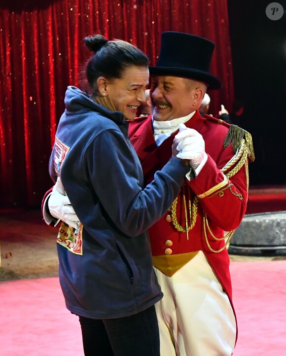 La princesse Stéphanie de Monaco danse avec M. Loyal alias Petit Gougou lors du photocall de présentation du 42ème Festival International du Cirque de Monte-Carlo sous le chapiteau de Fontvieille le 16 janvier 2018. © Bruno Bebert / Bestimage