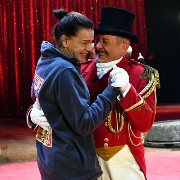 La princesse Stéphanie de Monaco danse avec M. Loyal alias Petit Gougou lors du photocall de présentation du 42ème Festival International du Cirque de Monte-Carlo sous le chapiteau de Fontvieille le 16 janvier 2018. © Bruno Bebert / Bestimage