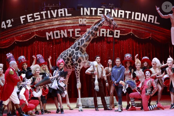 La princesse Stéphanie de Monaco et les artistes lors du photocall de présentation du 42ème Festival International du Cirque de Monte-Carlo sous le chapiteau de Fontvieille le 16 janvier 2018. © Claudia Albuquerque / Bestimage