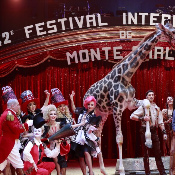 La princesse Stéphanie de Monaco et les artistes lors du photocall de présentation du 42ème Festival International du Cirque de Monte-Carlo sous le chapiteau de Fontvieille le 16 janvier 2018. © Claudia Albuquerque / Bestimage