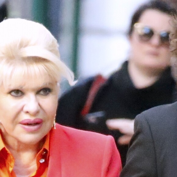 Exclusif - Ivana Trump et son 4ème mari Rossano Rubicondi se baladent bras dessus bras dessous sur Madison Avenue à New York, le 2 novembre 2017