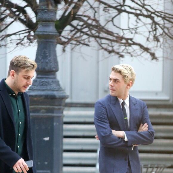 Xavier Dolan - Sorties du défilé de mode Louis Vuitton homme automne-hiver 2018-2019 au Palais Royal à Paris. Le 18 janvier 2018 © CVS - Veeren / Bestimage