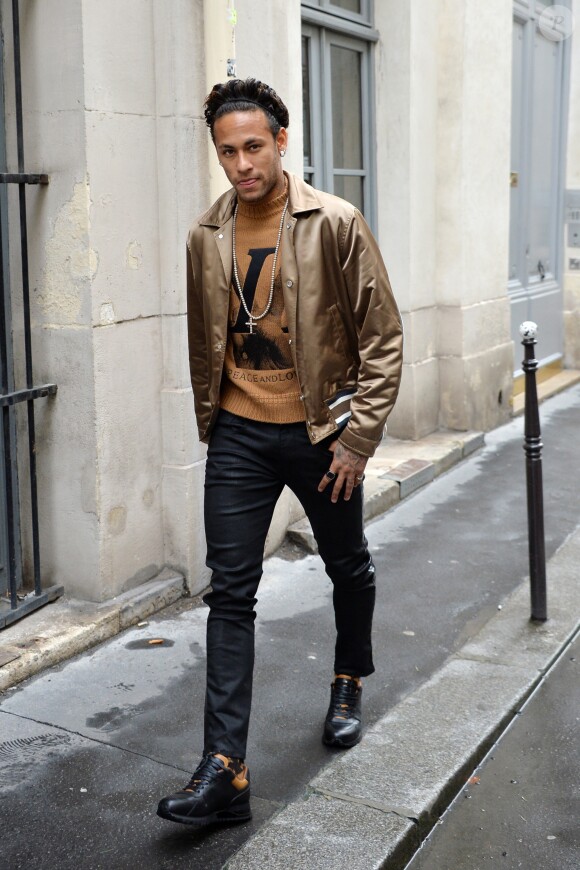 Neymar Jr - Arrivées du défilé de mode Louis Vuitton homme automne-hiver 2018-2019 au Palais Royal à Paris. Le 18 janvier 2018 © CVS - Veeren / Bestimage