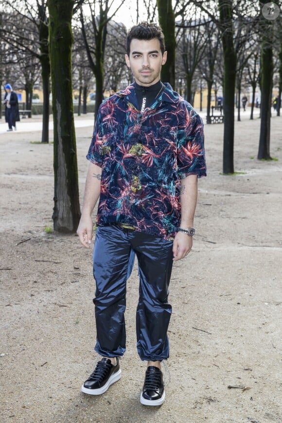 Photo : Joe Jonas au défilé de mode Louis Vuitton homme automne