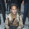 Neymar Jr au premier rang du défilé de mode Louis Vuitton homme automne-hiver 2018-2019 au Palais Royal à Paris. Le 18 janvier 2018 © Olivier Borde / Bestimage