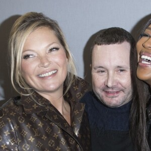 Kim Jones entouré de Kate Moss et Naomi Campbell - Backstage du défilé de mode Louis Vuitton homme automne-hiver 2018-2019 au Palais Royal à Paris. Le 18 janvier 2018 © Olivier Borde / Bestimage