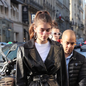 Kaia Gerber avec une amie à Paris le 19 janvier 2018.