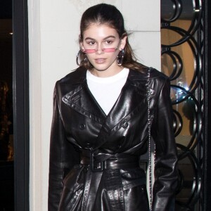 Kaia Gerber sort de la boutique Chanel à Paris lors de la Fashion Week le 19 janvier 2018.