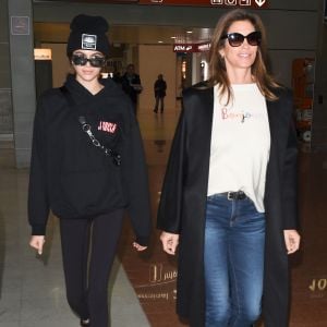 Cindy Crawford et sa fille Kaia Gerber arrivent à l'aéroport de Paris-Charles-de-Gaulle à Paris, le 19 janvier 2018. 