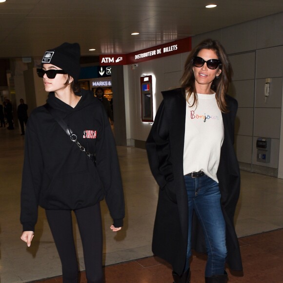 Cindy Crawford et sa fille Kaia Gerber arrivent à l'aéroport de Paris-Charles-de-Gaulle à Paris, le 19 janvier 2018. 