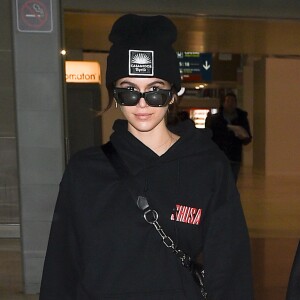 Cindy Crawford et sa fille Kaia Gerber arrivent à l'aéroport de Paris-Charles-de-Gaulle à Paris, le 19 janvier 2018. 