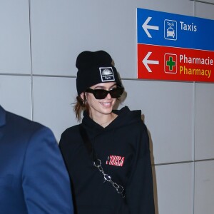 Cindy Crawford et sa fille Kaia Gerber arrivent à l'aéroport de Paris-Charles-de-Gaulle à Paris, le 19 janvier 2018. 