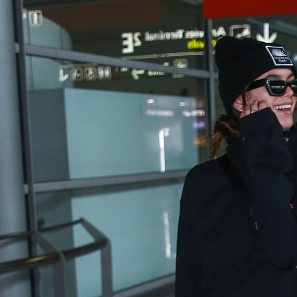 Cindy Crawford et sa fille Kaia Gerber arrivent à l'aéroport de Paris-Charles-de-Gaulle à Paris, le 19 janvier 2018. 