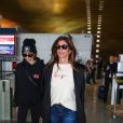  Cindy Crawford et sa fille Kaia Gerber arrivent à l'aéroport de Paris-Charles-de-Gaulle à Paris, le 19 janvier 2018.  