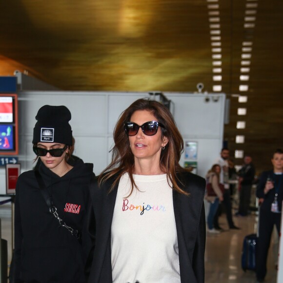 Cindy Crawford et sa fille Kaia Gerber arrivent à l'aéroport de Paris-Charles-de-Gaulle à Paris, le 19 janvier 2018. 