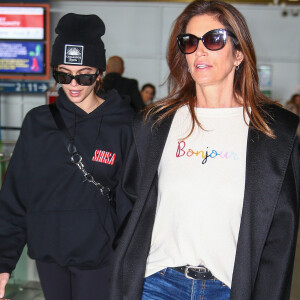 Cindy Crawford et sa fille Kaia Gerber arrivent à l'aéroport de Paris-Charles-de-Gaulle à Paris, le 19 janvier 2018. 