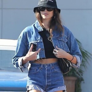 Exclusif - Kaia Gerber se balade avec un ami dans les rues de Malibu, le 24 novembre 2017