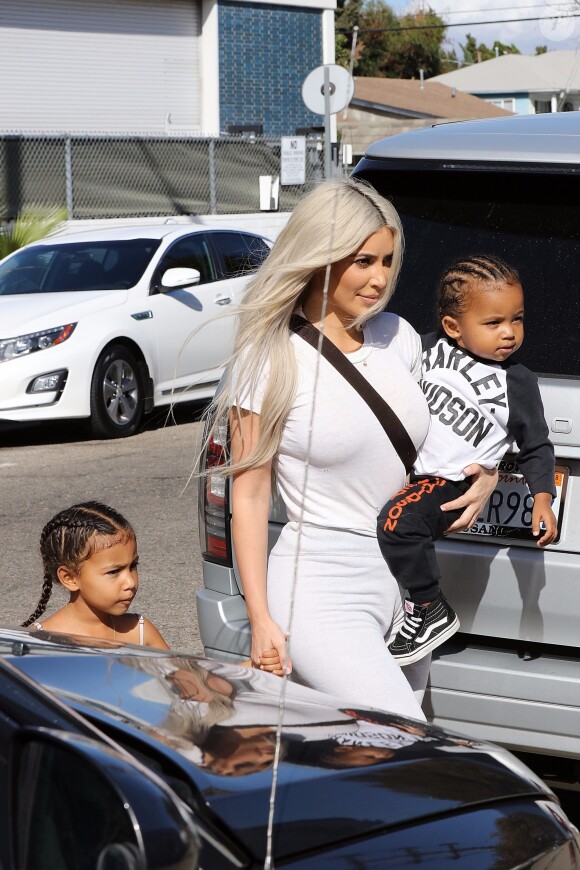 Kim Kardashian avec ses enfants North West et Saint West à Los Angeles, le 21 septembre 2017