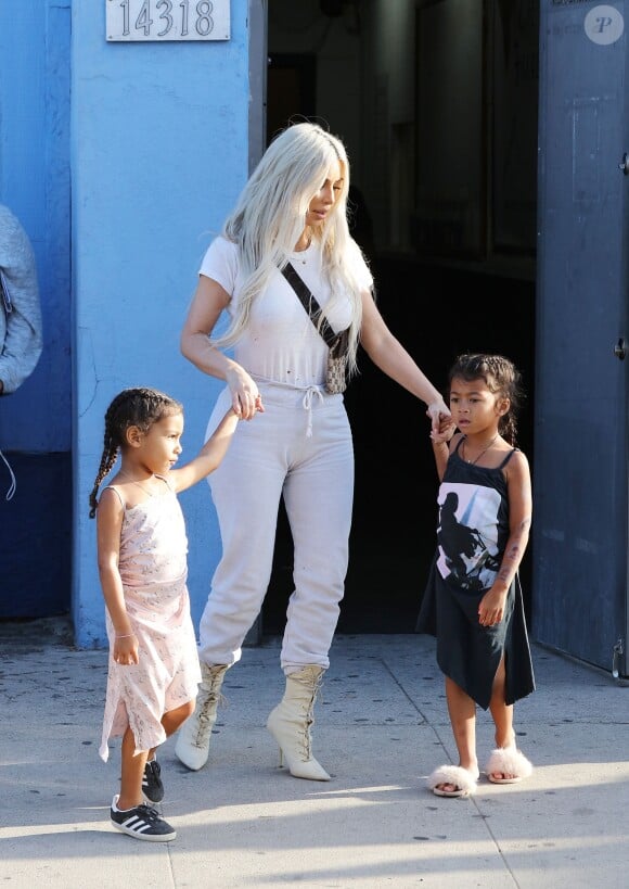 Kim Kardashian avec ses enfants North et Saint à Los Angeles, le 21 septembre 20177