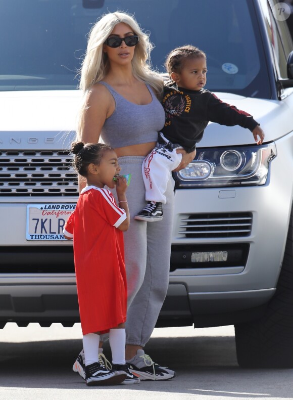 Kim Kardashian avec sa fille North West et son fils Saint West à Woodland Hills, le 22 septembre 2017