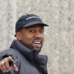 Kanye West tout sourire devant les photographes à Calabasas le 17 janvier 2018.