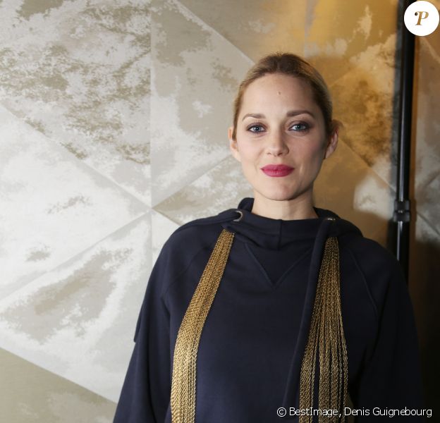 Exclusif - Marion Cotillard - Dîner de gala de la fondation Akuo suivi d'un concert privé de M.Chedid avec le collectif LAMOMALI au cabaret Lido, à Paris, France, le 17 janvier 2018. La Fondation Akuo entreprend et soutient des projets de développement durable sociaux et environnementaux.Elle offre à ses partenaires la possibilité de s'engager à ses côtés, en faveur de populations défavorisées en France et dans le monde entier. La mission de la Fondation Akuo se décline en 4 domaines d'intervention: donner accès à des sources d'énergies renouvelables continues et durablement compétitives, donner accès à l'éducation et à la connaissance, donner accès à l'eau et aux services de santé et préserver l'environnement et la biodiversité. © Denis Guignebourg/Bestimage