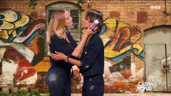 Shy'm et Camille Lou s'embrassent dans la "100e de VTEP", le 20 janvier 2018 sur TF1.